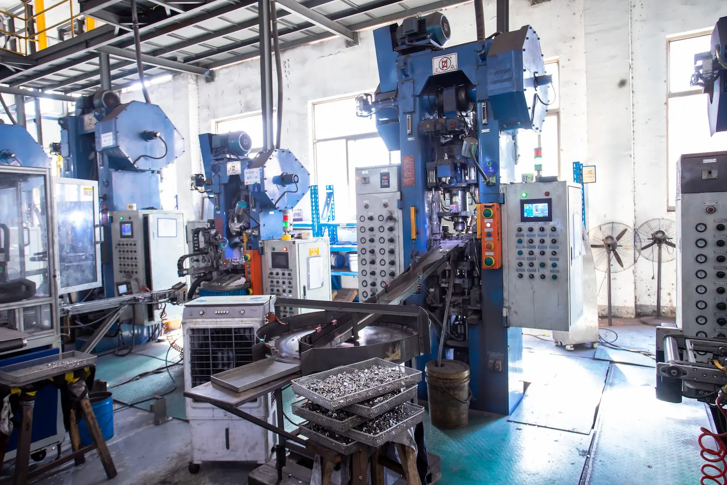 Powder metallurgy presses for small metal components